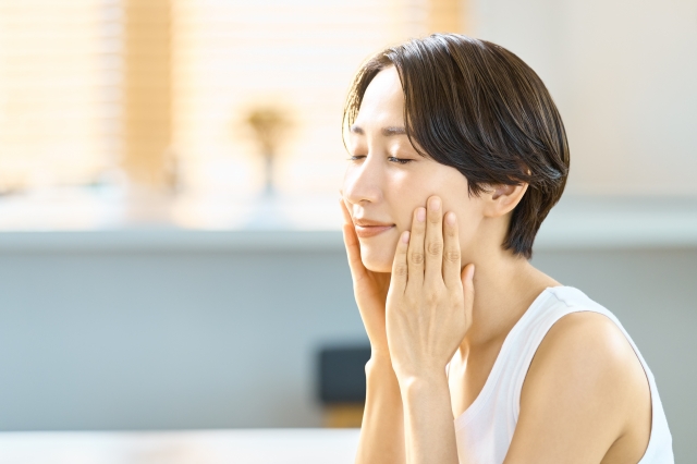 スキンケアをする女性
